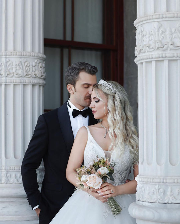 V Neck Ball Gown Luxury Wedding Dress Appliques
