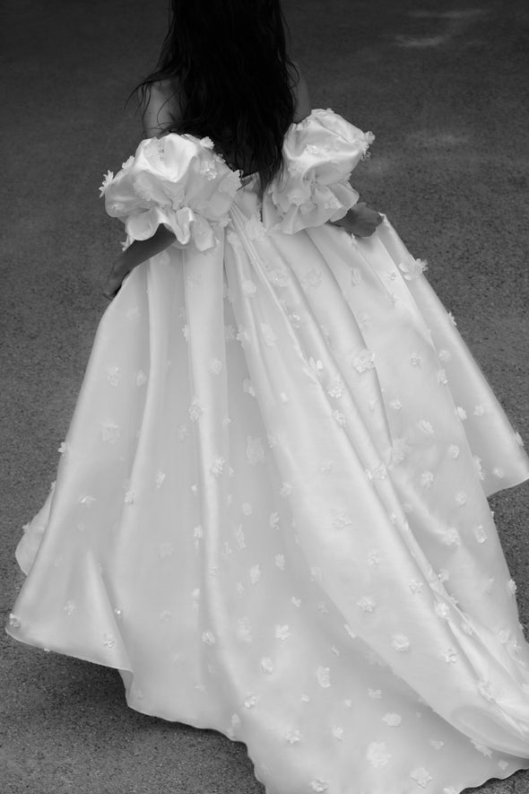Voluminous Sleeves Delicately 3D flower Appliqué Bridal Gowns DW777