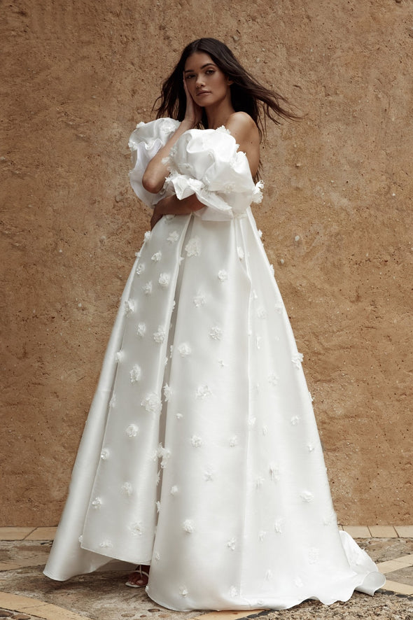 Voluminous Sleeves Delicately 3D flower Appliqué Bridal Gowns DW777