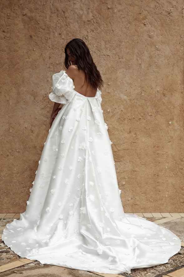 Voluminous Sleeves Delicately 3D flower Appliqué Bridal Gowns DW777