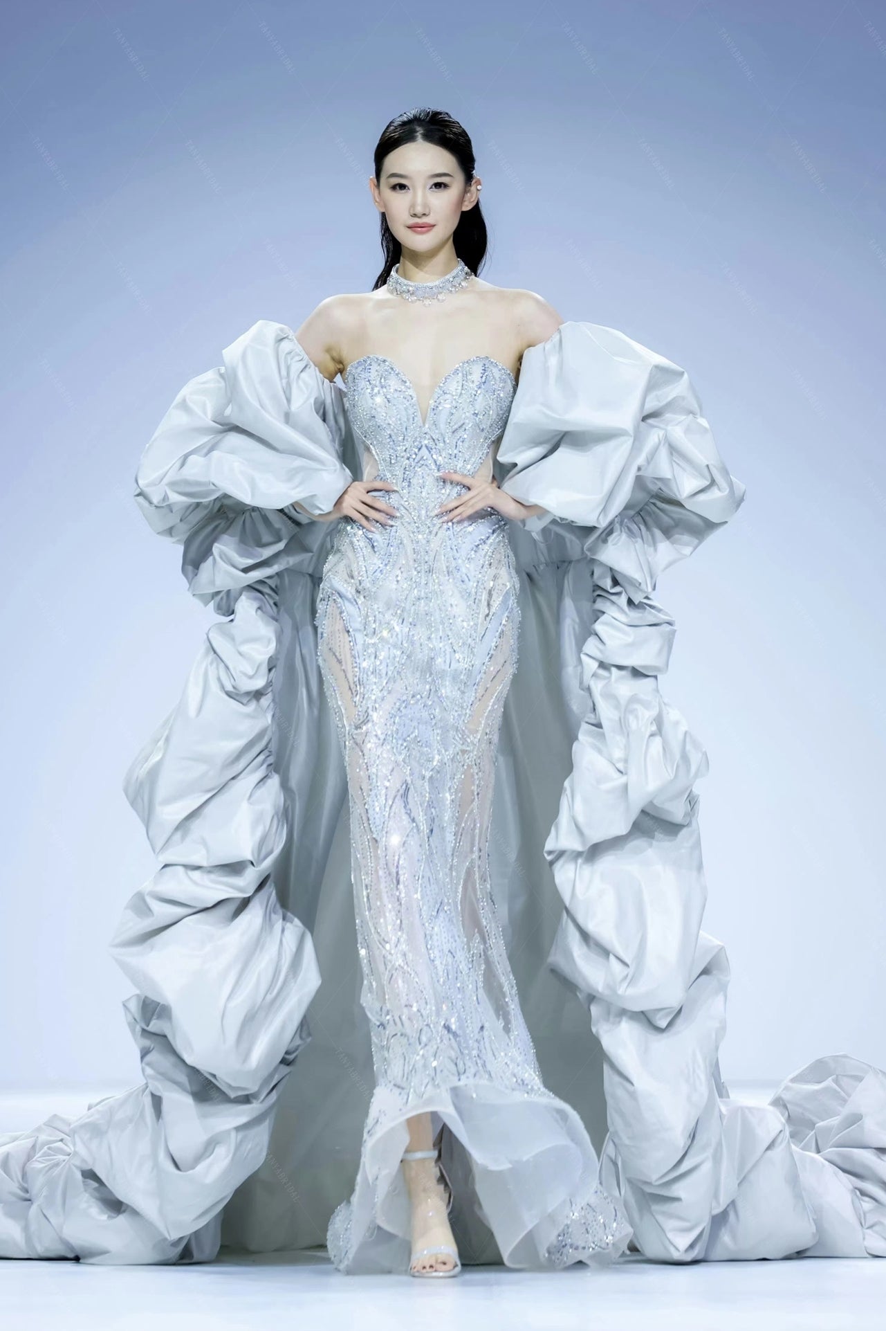 Wedding Dress Ladies Grey Jackets For Weddings Light Grey Taffeta Long Coat With Puffy Charming Edge Wedding Dress Ladies Grey Jackets For Weddings Light Grey Taffeta Long Coat With Puffy Charming Edge
