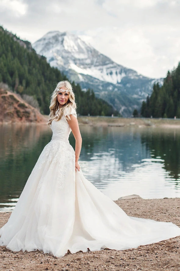 Elegant Lace Applique Scoop Neck Short Sleeves A Line Wedding Dress