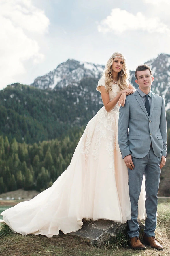 Elegant Lace Applique Scoop Neck Short Sleeves A Line Wedding Dress