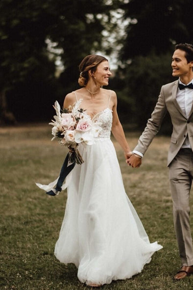 V Neckline Country Style Wedding Gown Backless