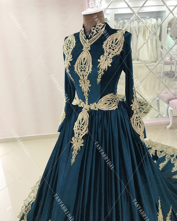 Long Sleeve Gold Appliques Wedding Dresses High Neck Lace Up Muslim Gelinlik Elegant Bridal Gowns ZW325