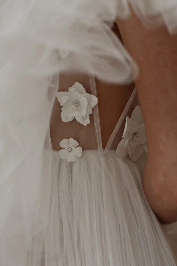 Free-Spirited Plisse Tulle Wedding Dresses V-Neck Puff Neckline  DW684