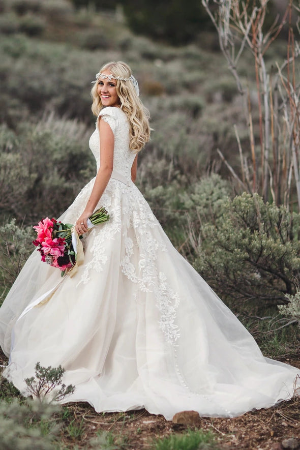 Elegant Lace Applique Scoop Neck Short Sleeves A Line Wedding Dress