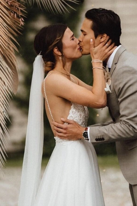 V Neckline Country Style Wedding Gown Backless