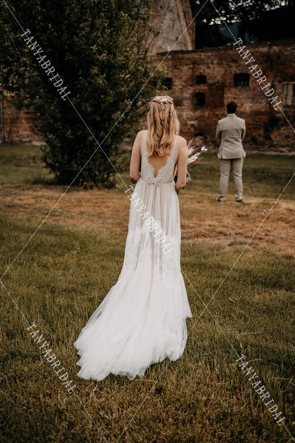 Bohemian Wedding Dresses V-Neck Backless Romantic Dreamy Bridal Gowns DW377