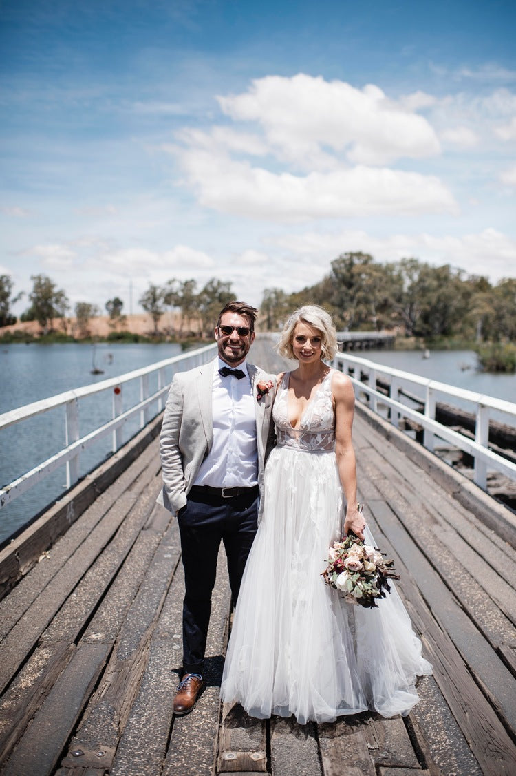 Deep V-Neck Sleeveless A Line Backless Beach Wedding Dresses Noivas DW TANYA BRIDAL Deep V-Neck Sleeveless A Line Backless Beach Wedding Dresses Noivas DW TANYA BRIDAL