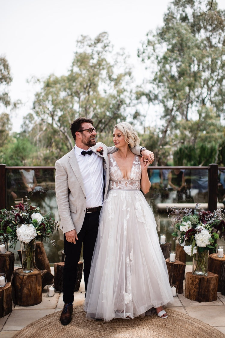 Deep V-Neck Sleeveless A Line Backless Beach Wedding Dresses Noivas DW TANYA BRIDAL Deep V-Neck Sleeveless A Line Backless Beach Wedding Dresses Noivas DW TANYA BRIDAL