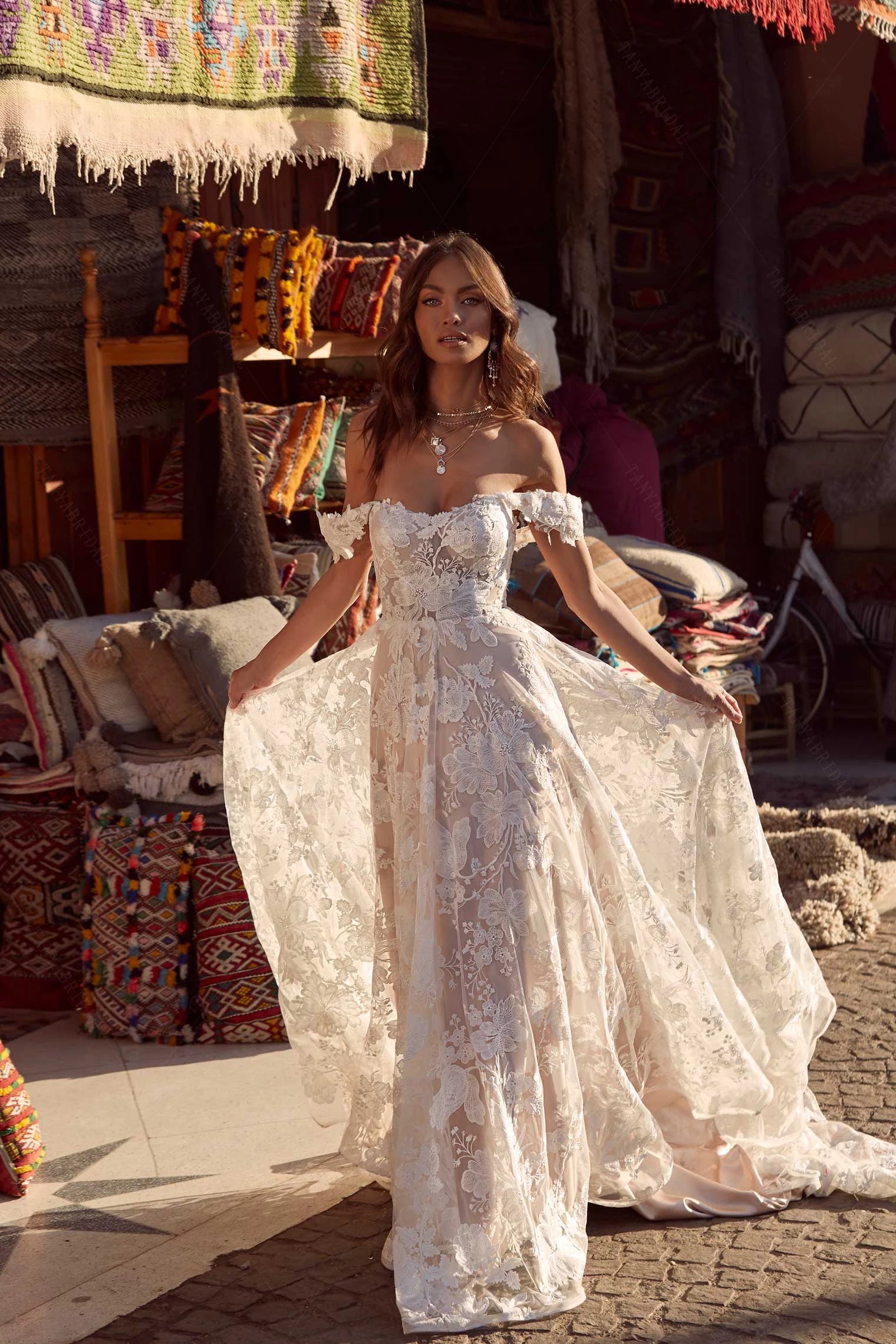 champagne lining dress V Neck Ivory Lace Tulle Wedding Dress With Champagne Lining