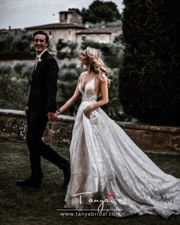 Striking Lace Wedding Dresses 2019 Fashion Bohemian Beach Bridal Gowns Deep V-Neck Spain Beauty Vestido De Noiva ZW145