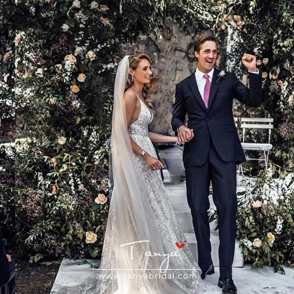 Striking Lace Wedding Dresses 2019 Fashion Bohemian Beach Bridal Gowns Deep V-Neck Spain Beauty Vestido De Noiva ZW145